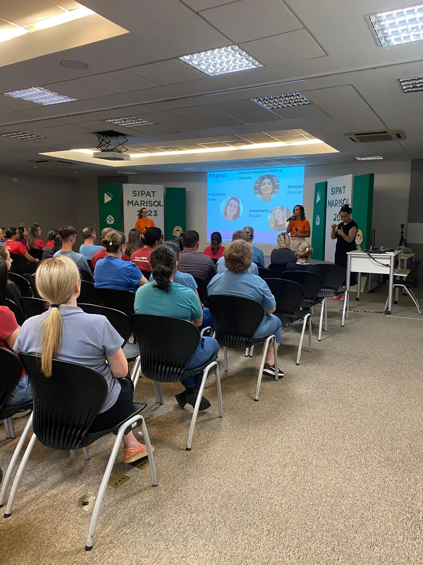 Estela Ramos em palestra para equipes